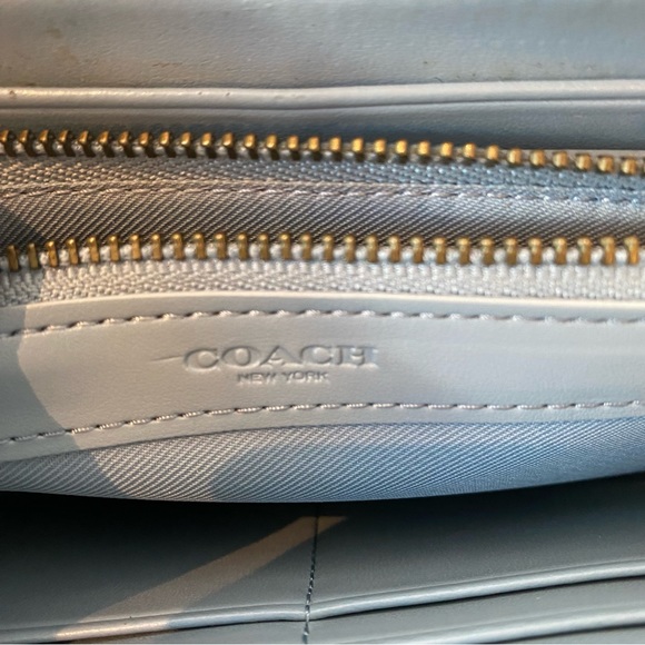 Coach women’s leather wallet, multiple compartments and gunmetal hardware - Picture 5 of 12